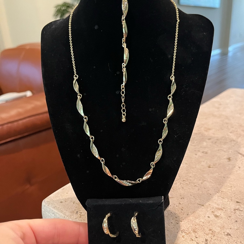 Avon classic embellished 3-piece gift set